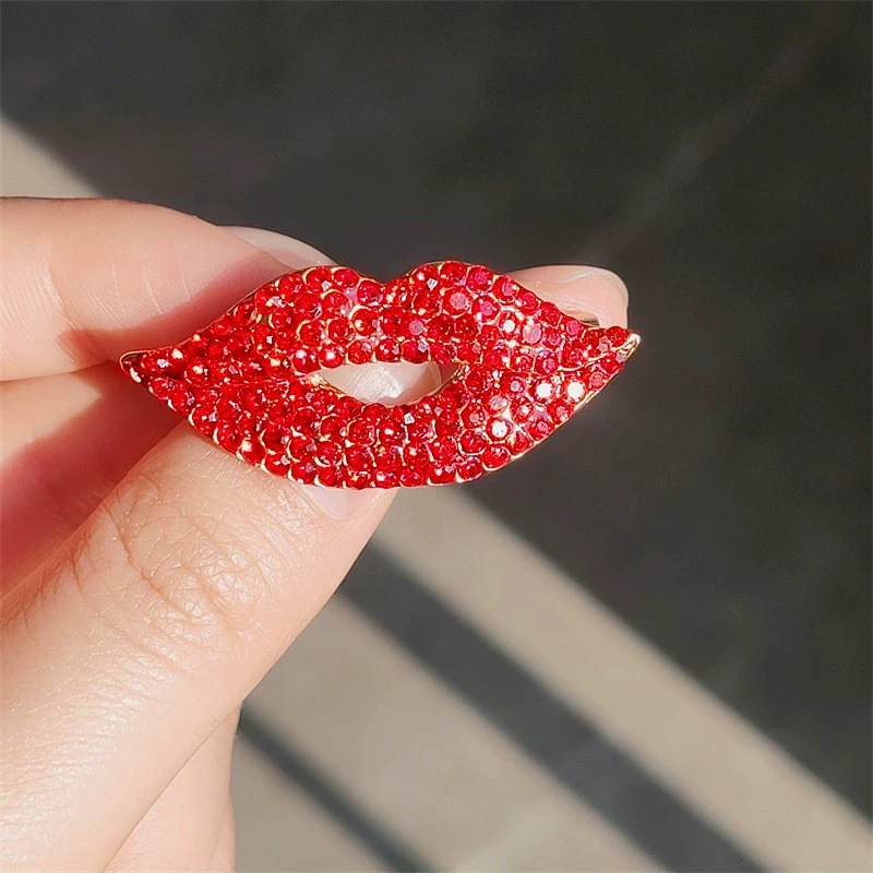 Broszki w kształcie ust z krys – Embroidery Lips recenzja i cena