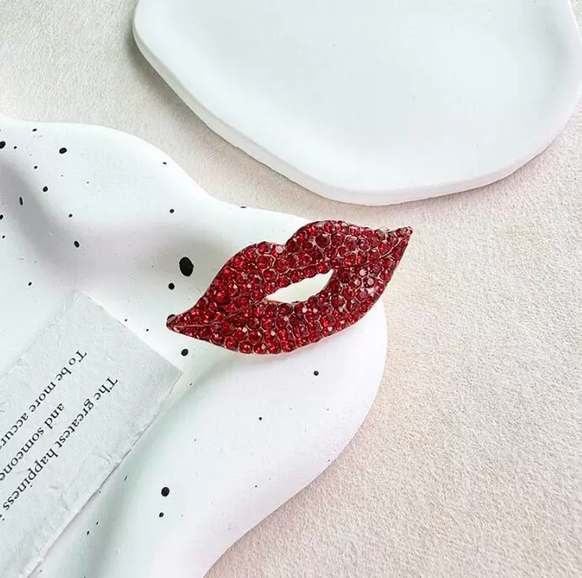 Broszki w kształcie ust z krys – Embroidery Lips recenzja i cena